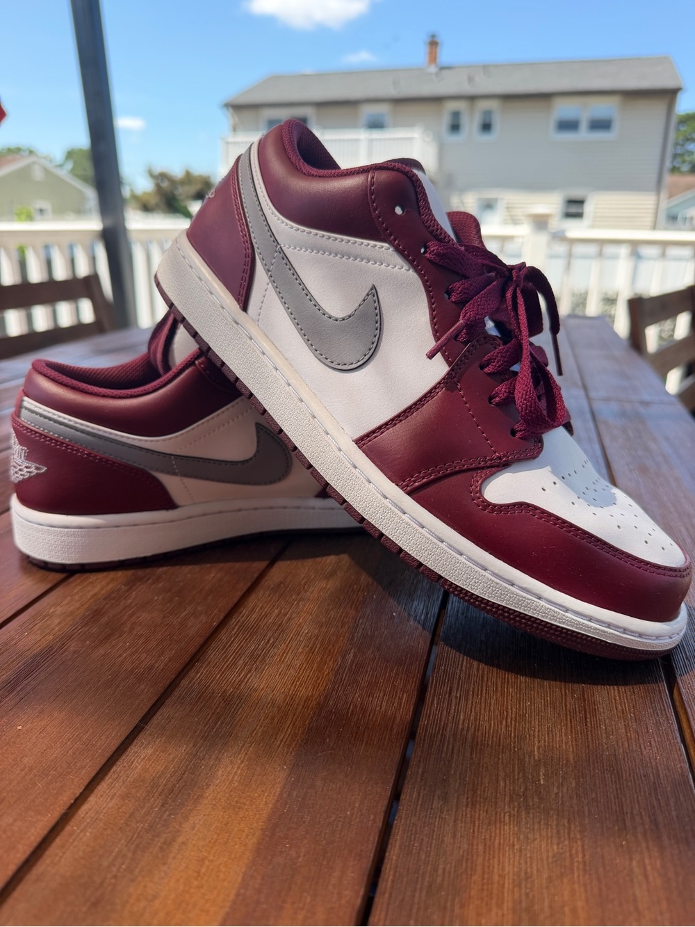 Jordan 1 Low - Burgundy and white